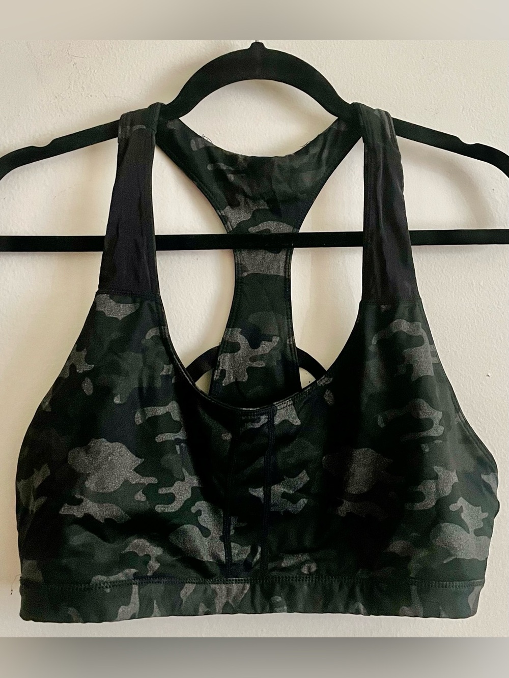 🐈‍⬛ Fabletics Women's Black Camo Racerback Sports Bra 🐈‍⬛